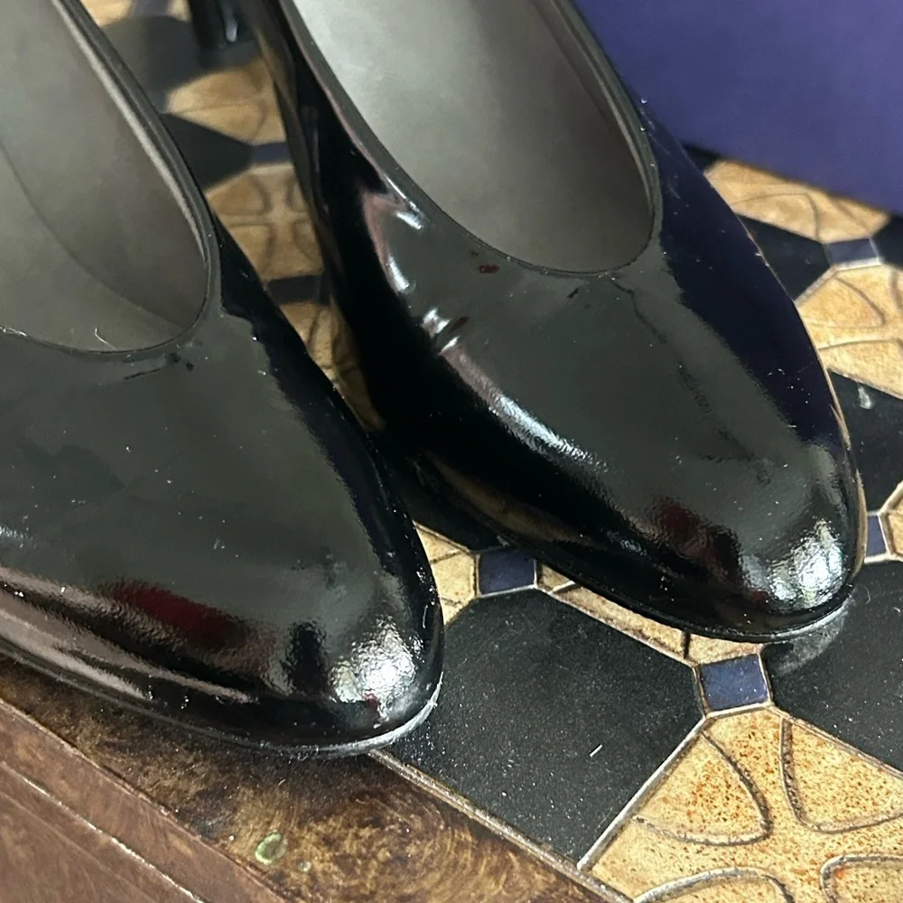 NIB RARE Stuart Weitzman Black Soft Patent Leather Kitten Heel Chic Pumps 8.5